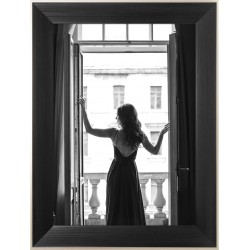 Obraz kobieta otwierająca okno
