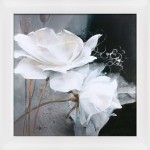 dekoracja ścienna z białymi różami